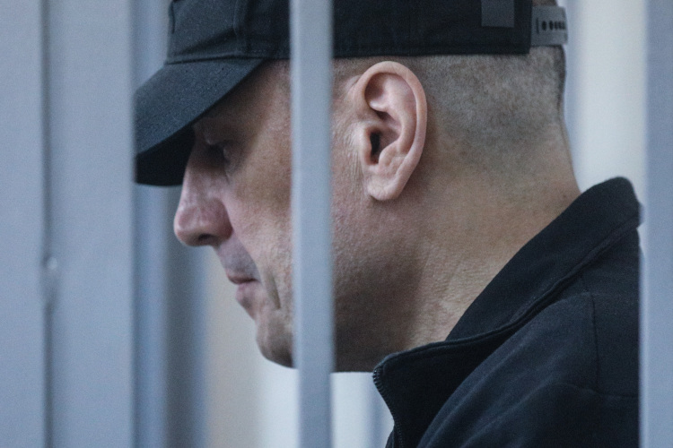 В 1993 году Еременко и другие лидеры группировки перебрались в Москву, его встречи с Гафуровым прекратились. А в 1995-м Саляхов (на фото) познакомился с экономистом Мироновым, ставшим еще одним членом ОПГ, который предложил вложиться в какое-нибудь недостроенное или обанкроченное предприятие, чтобы получать потом законную прибыль