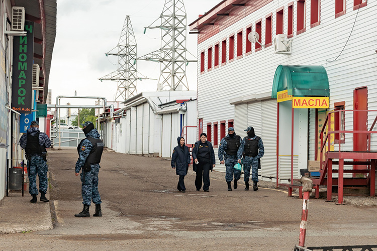 Сегодня в 9 утра ко входу рынка подъехали машины УФССП по РТ, оттуда вышли десяток приставов, которые выгоняли предпринимателей с территории и опечатывали гаражи