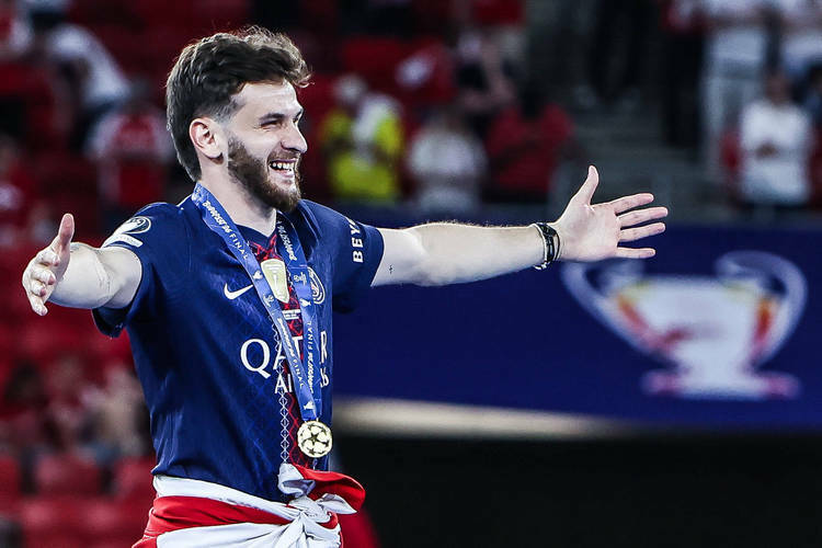 Хвича Кварацхелия празднует победу в Лиге чемпионов