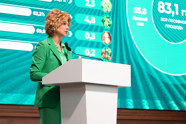 «Темпы сева приближаются к уровню прошлого года. У нас, я напомню, было большое отставание порядка 10 миллионов гектаров», &mdash; отчиталась Лут