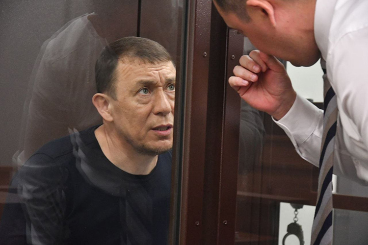 Муллин просил обратить внимание на допросы свидетелей, которые были представлены до его задержания, в которых якобы видно, что до его задержания они указывали фамилии, имена и телефоны лиц рекрутеров, которым были переданы вменяемые ему в вину деньги