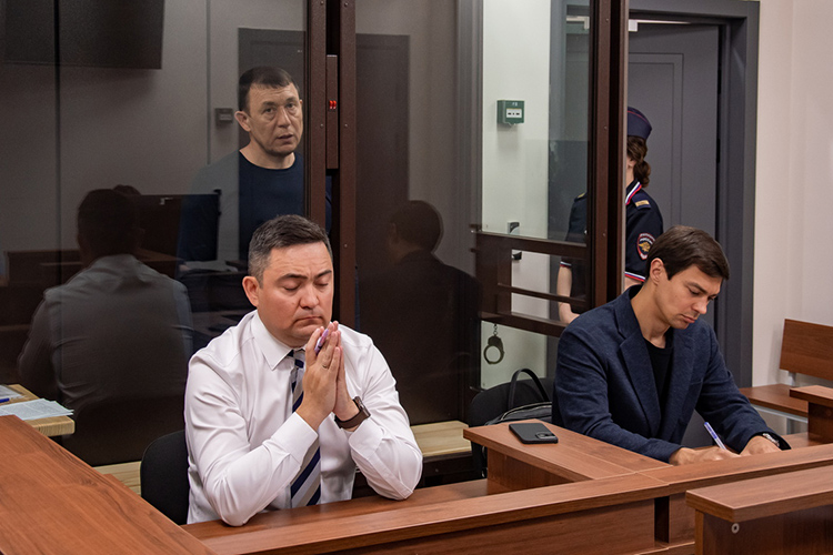 Муллин и до начала судебного процесса, и во время него особенно жаловался на действия следователя Марата Хадеева, который дал указание этапировать его за неделю до судебного процесса