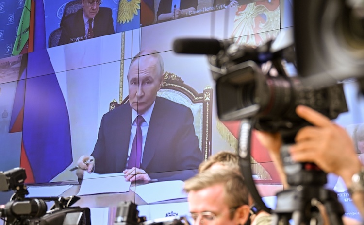 Завершая совещание, президент новь вернулся к Пушкину, напомнив, что изучать следует не только его произведения, но и «где этот гений появился и где основы русской словестности»
