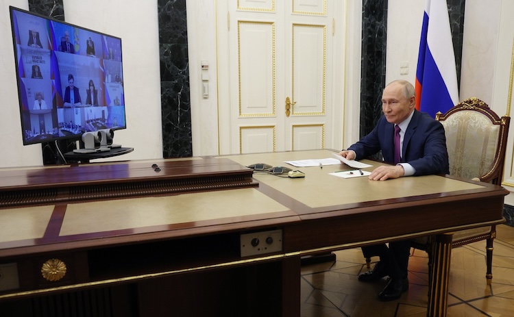 Владимир Путин провел совещание совета по реализации госполитики в сфере поддержки русского языка и языков народов России