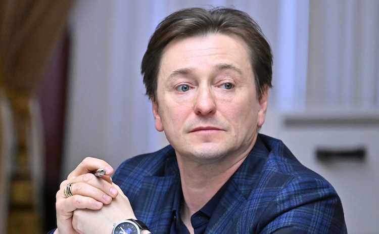 Сергей Безруков пожаловался на удручающее положение жителей Баренцбурга &mdash; самого северного российского шахтерского поселка на норвежском архипелаге Шпицберген