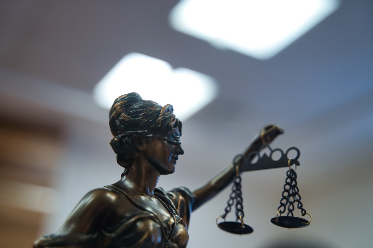 Суд признал компании с разными директорами и учредителями взаимозависимыми лицами и взыскал с новой организации налоговую недоимку прежнего бизнеса, который перевел на нее активы, сотрудников и саму деятельность