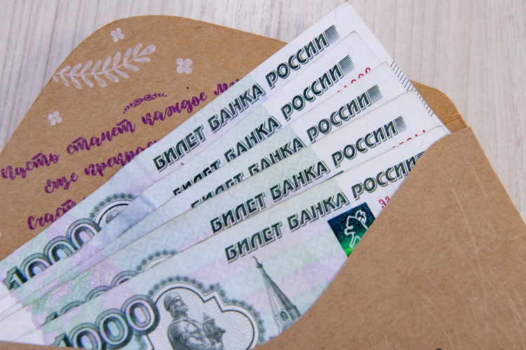 Суд напомнил, что дарение значительных денежных сумм должно подтверждаться в установленной законом форме. Одних показаний родственников уже недостаточно