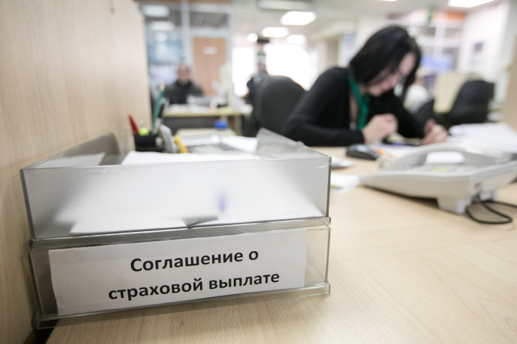 Суд признал неконституционной практику судов, которые заставляли страховые компании оплачивать ремонт авто свыше установленного законом лимита (400 тыс. рублей). Максимальная выплата &mdash; лимит ОСАГО