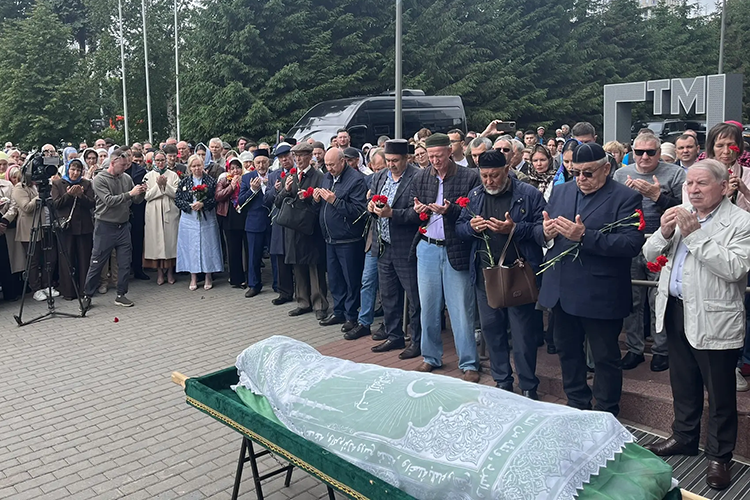 Практически все, кто пришел на панихиду по покойному, называли Сабирова «милли җанлы кеше», то есть человеком с татарской душой