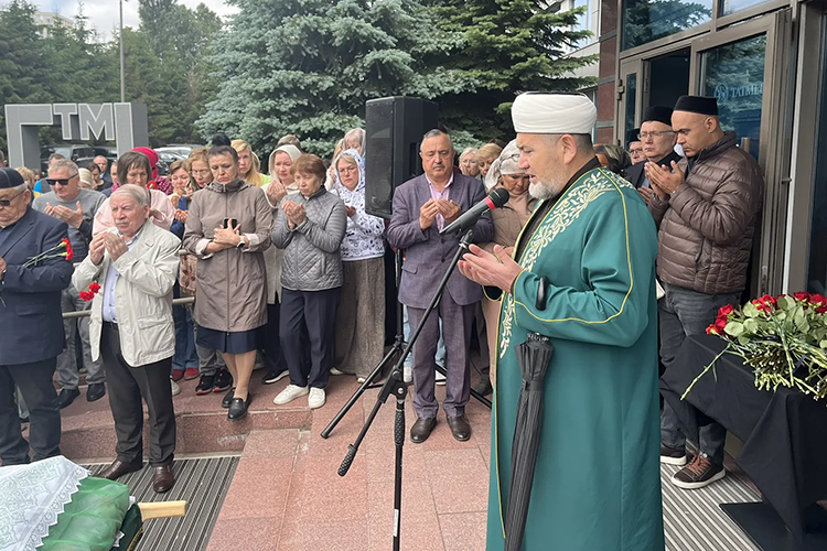 Завершилась панихида рецитацией Корана и дуа за упокой Радика Рашида улы, их совершил также выходец из Аксубаевского района, заммуфтия РТ, имам-хатыб мечети Аль-Марджани Равиль Зуферов