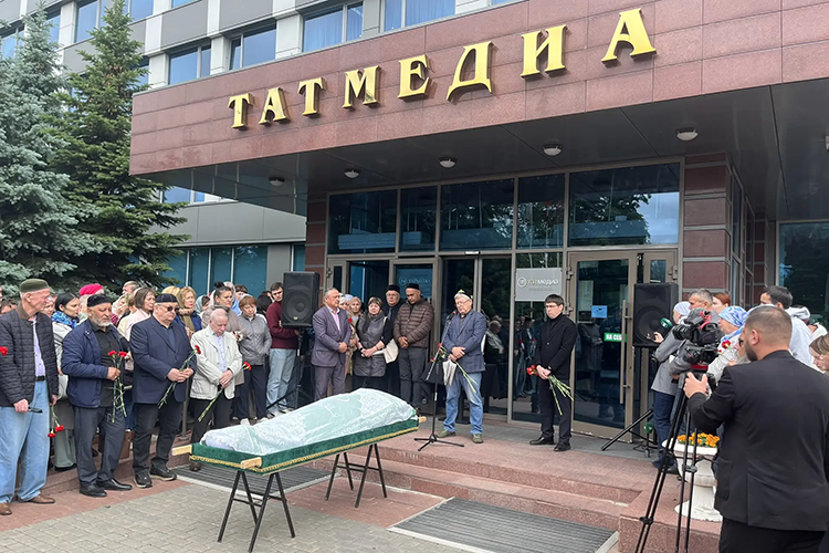 «Тиражи сокращались, он переживал»: простились с 47-летним главредом «Шәһри Казан»