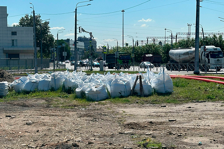 Забор на территории стоянки уже начали демонтировать, а у дороги выгрузили с два десятка биг-бэгов с песком &mdash; видимо, территорию будут засыпать