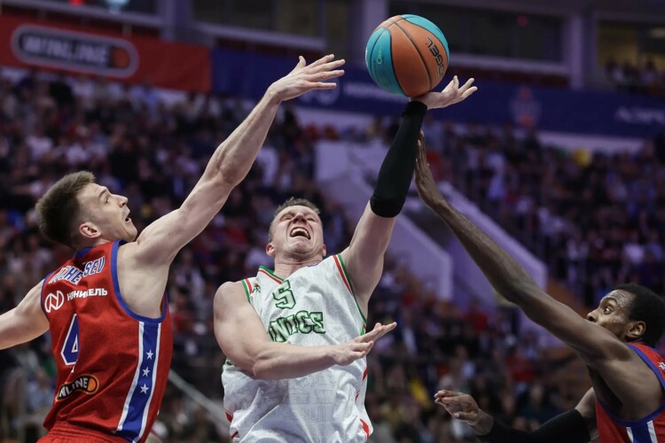 Дмитрий Кулагин (с мячом) не играл со второй четверти