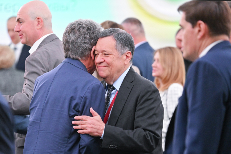 По словам Макарова, правительство сегодня создает «двигатель» для самолета (речь об экономике), но «самолет без крыльев не полетит»