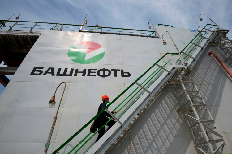 По информации Московской биржи, обыкновенные акции «Башнефти» 5 июня торгуются около 1341 рублей, привилегированные &mdash; 1003 рублей за одну бумагу