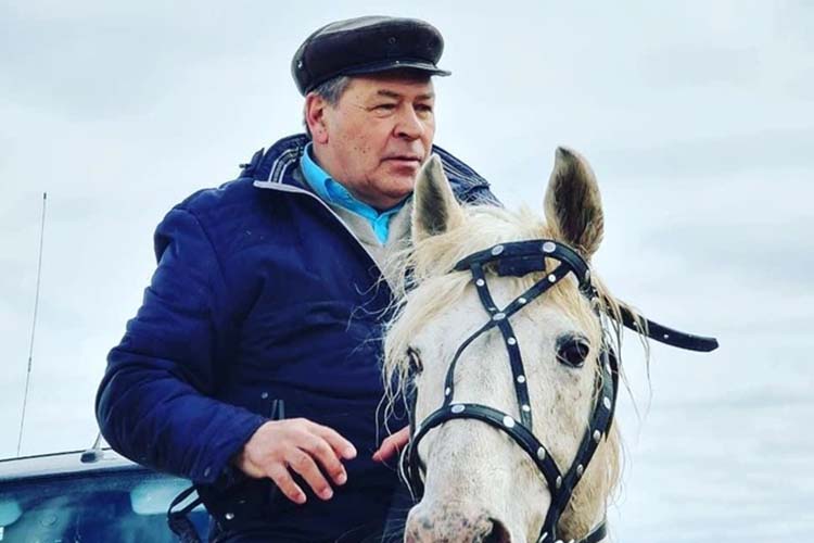 Хасан Идиятуллин был не только агрономом, директором совхоза, предпринимателем, но и общественным деятелем, оппозиционным политиком &mdash; секретарем местного отделения КПРФ, депутатом Верховного совета и совета Иглинского муниципального района