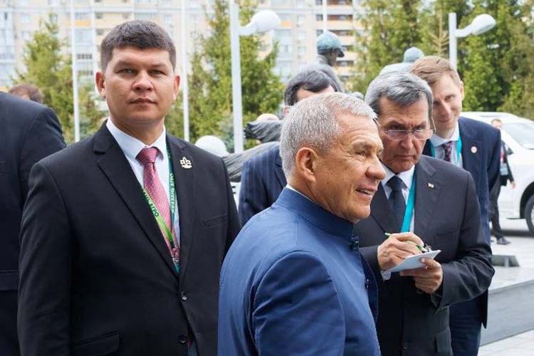 Гияз Идиятуллин (слева) с сентября прошлого года является директором международного конноспортивного комплекса «Казань» в Татарстане