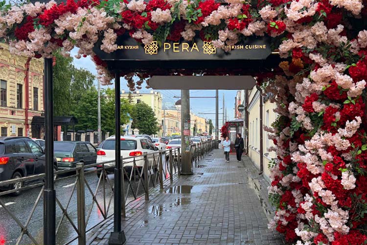 Pera: халяльный Стамбул с мясным прилавком, айраном из-под крана и хостес в арабских одеждах
