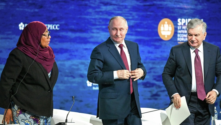 Владимир Путин: «Подробно обсуждали этот вопрос с представителями бизнес-сообщества, с председателем правительства. Считаю возможным отложить дальнейшее снижение порога выручки» (на фото слева: президент Танзании Самия Сулуху Хассан, справа: президент Узбекистана Шавкат Мирзиёев)