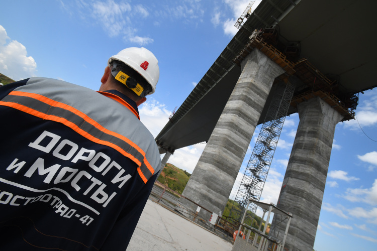 На 316 млн рублей была завышена стоимость контракта с «ДиМ» на покраску пролетного строения антикоррозийным покрытием. В документации указана определенная краска определенного производителя, у которой установлен конкретный расход материала