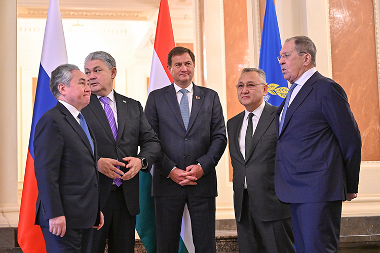  Как отмечала утром официальный представитель МИД РФ Мария Захарова, министры на встрече «обменяются мнениями о состоянии международной и региональной обстановки, а также о перспективах дальнейшего развития сотрудничества в рамках организации» 