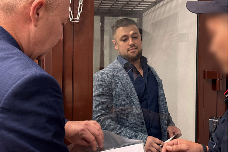 После заседания Марат Вафин заявил, что свою позицию озвучит в процессе. «У нас другая история», &mdash; успел уточнить он, прежде чем его уведут конвоиры для этапа в следственный изолятор