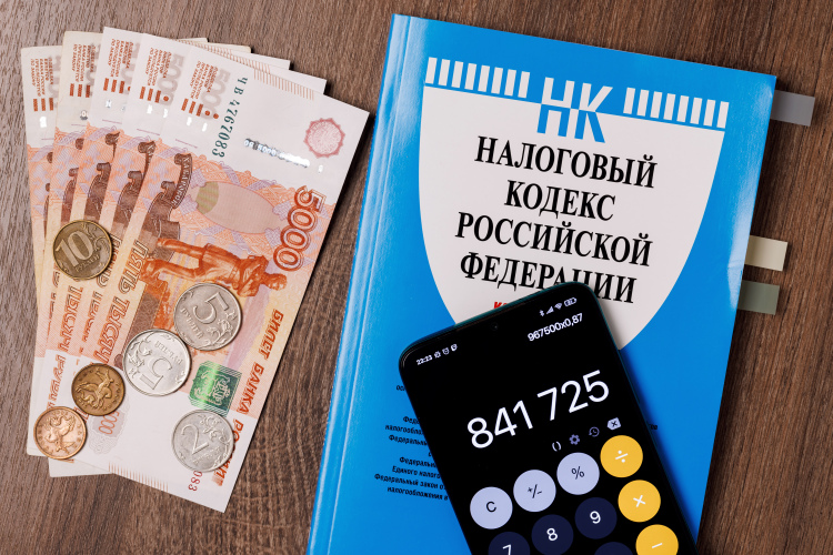 По оценкам, снижение порога до 10 млн рублей обошлось бы малому бизнесу примерно в 100 млрд рублей дополнительной нагрузки ежегодно. Именно эти цифры стали одним из главных аргументов в пользу заморозки