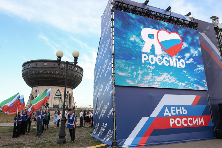 «12 июня вполне можно считать Днем России &mdash; в том смысле, что тогда были сохранены территориальная целостность страны и сам хребет российской государственности»