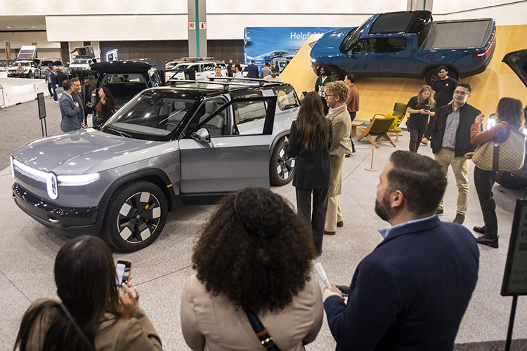 Американский производитель электрокаров Rivian начала официальные поставки первого своего электромобиля R2 на массовый рынок