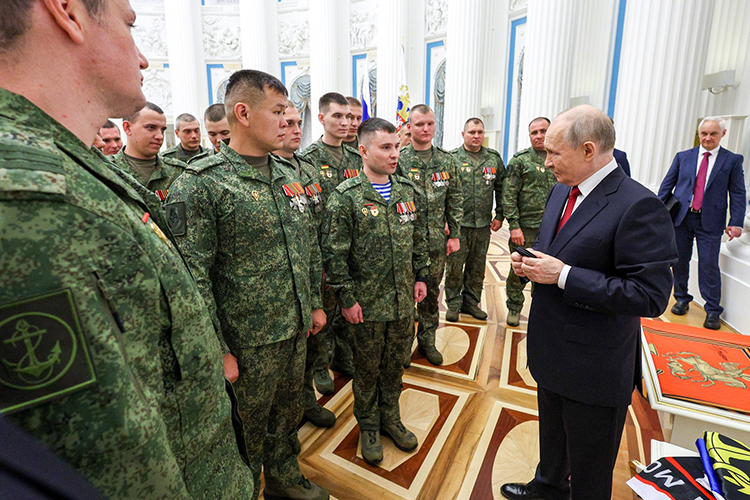 Подобные встречи Путин проводит регулярно с представителями разных видов вооруженных сил. Это и рядовые бойцы, и начальники самого высокого уровня, и командующие группировок
