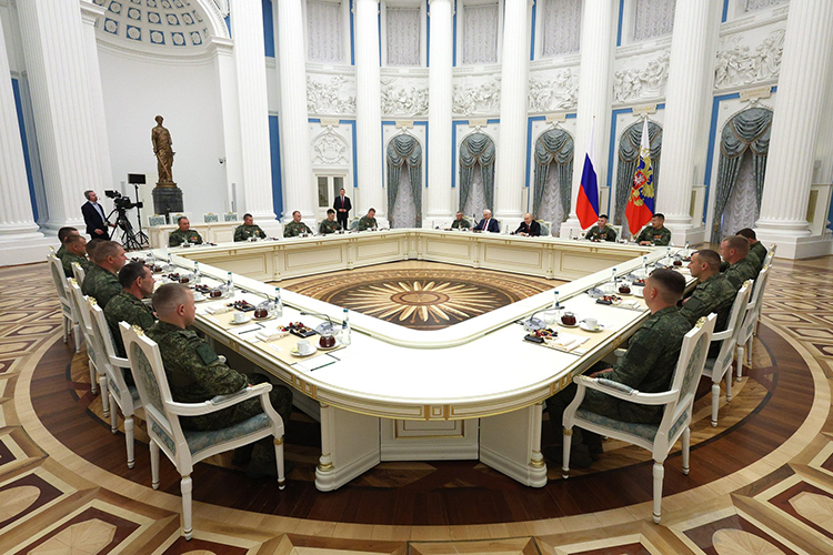 Президент страны Владимир Путин встретился со штурмовиками &mdash; участниками спецоперации