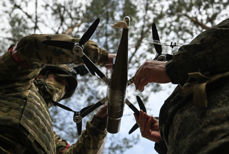 Логика ударов очевидная &mdash; нарушение логистических маршрутов, создание трудностей по доставке необходимых товаров на изолируемый участок