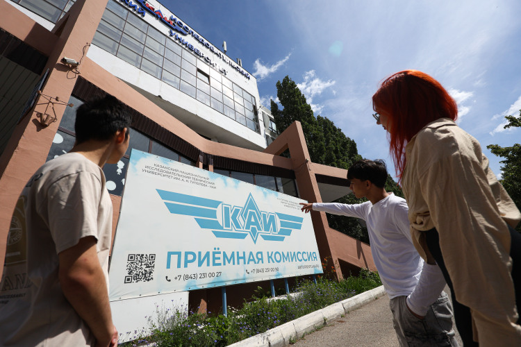 На специалитете КАИ продолжает готовить специалистов по программам «Самолето- и вертолетостроение» (73 места) и «Проектирование авиационных и ракетных двигателей» (36 мест)