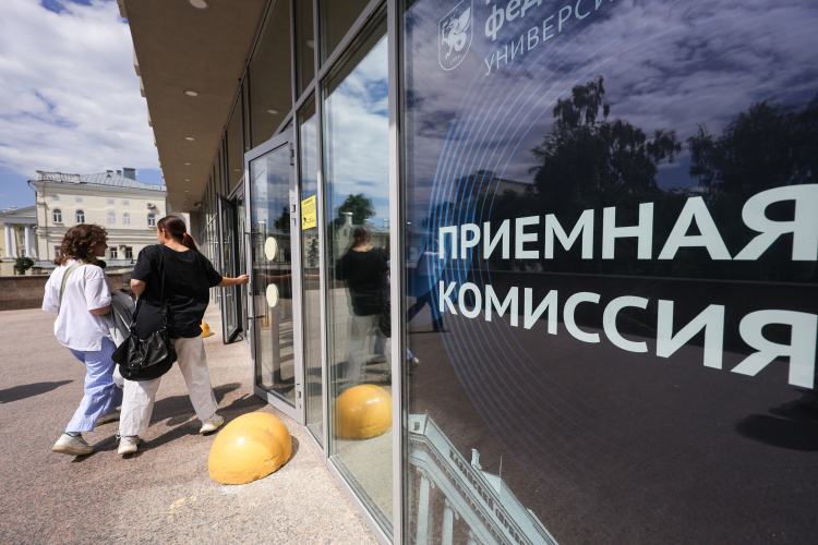 По плану приема КФУ, который изучил «БИЗНЕС Online», в 2026 году университет выделил 3 279 платных мест на программы бакалавриата и специалитета в головном вузе &mdash; против 5 100 годом ранее