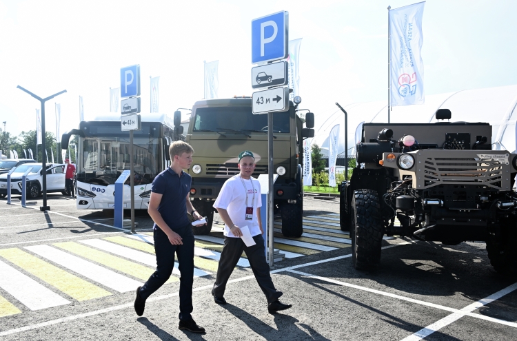 На уличной экспозиции &mdash; порядка 30 образцов техники
