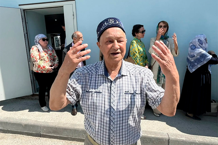 Один из самых близких друзей покойного &mdash; известный татарский энциклопедист, доктор исторических наук и профессор Гамирзан Давлетшин о степени их дружбы говорил так: «Мы всегда были неразлучны, разве что не спали вместе»