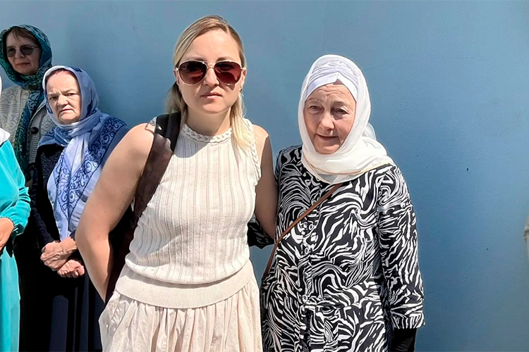 Дочь ученого Айша Хузина (слева) и вдова Гульнур Хузина