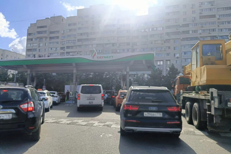 На заправках по улице Амирхана скопилось порядка 15 авто