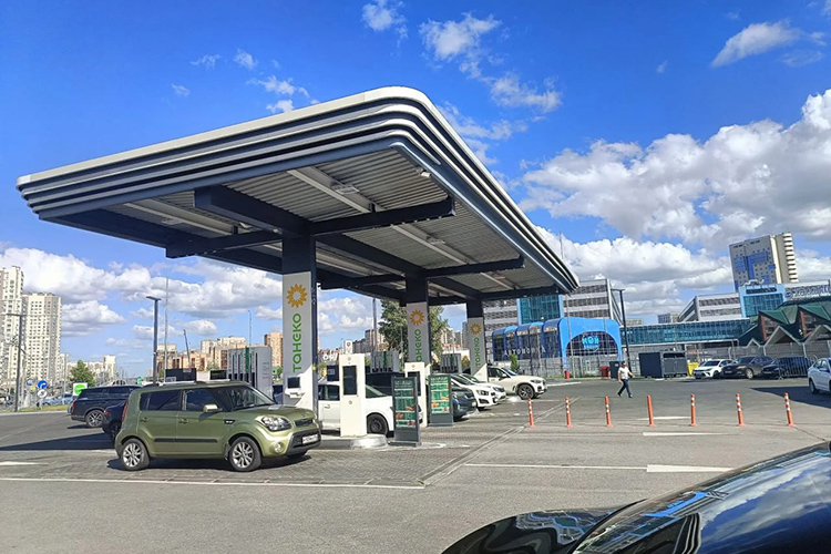 На Чистопольской тоже образовалась очередь из 15 авто, но, по наблюдениям корреспондента, двигалась она значительно быстрее