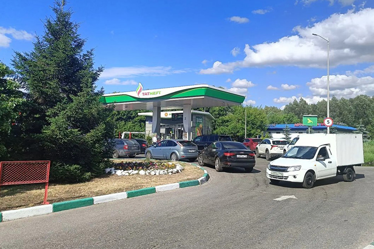 На автозаправке «Татнефти» по улице Пролетарской наш корреспондент насчитал очередь из 10 автомобилей