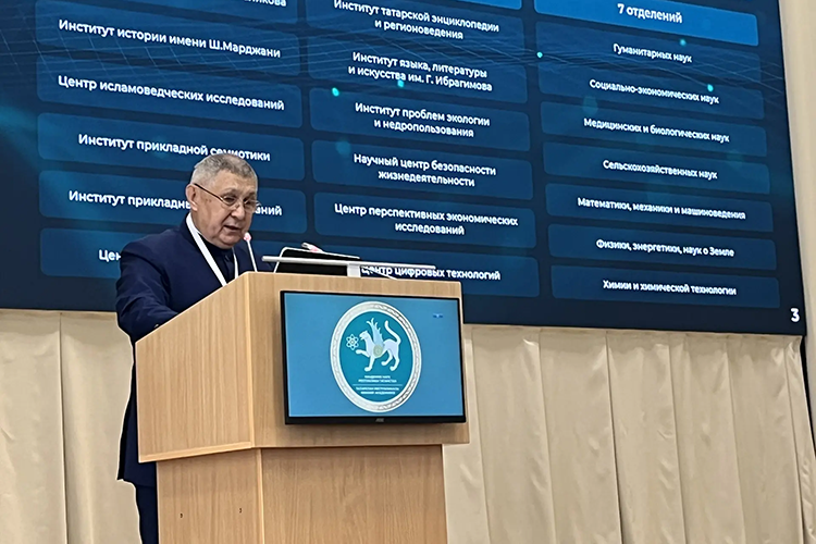 Минниханов отметил, что институт прошел путь от коллектива, сформировавшегося на волне возрождения национальной исторической памяти, до признанного академического центра федерального уровня