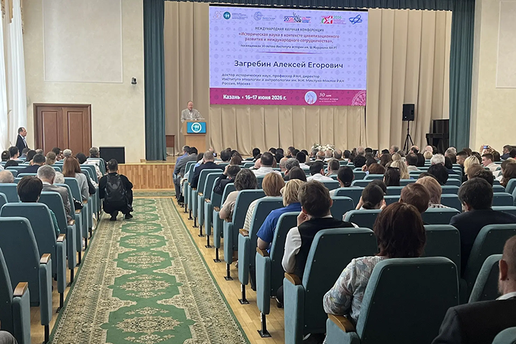 После обеденного перерыва конференция продолжила работу в секциях, посвященных изучению средневековых татарских государств, этносоциологии, истории советского периода и другим направлениям