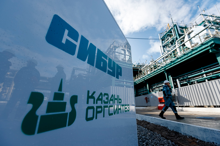 Еще в мае 2026 года совет директоров «Казаньоргсинтеза» рекомендовал направить на дивиденды 5,1 млрд рублей, установив выплату в 2,85 рубля на обыкновенную акцию. Однако эти решения принимались на основе данных конца 2025-го