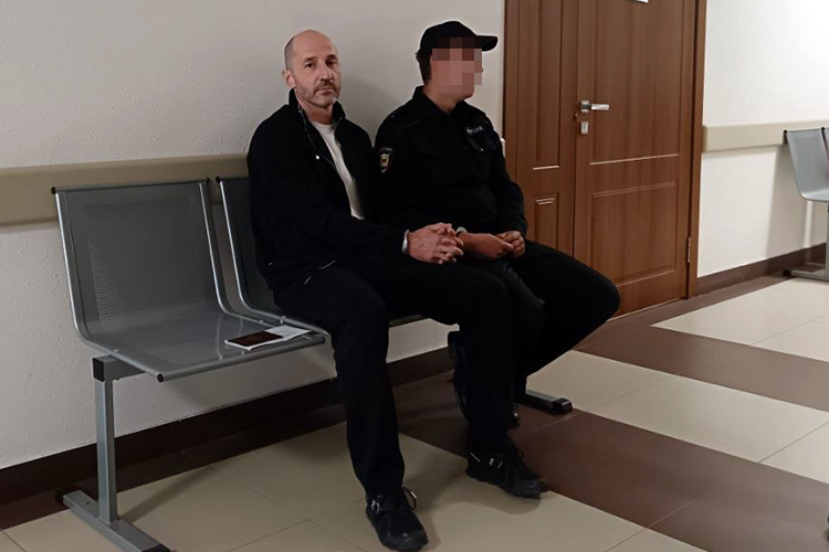 За час до заседания заведующий урологическим отделением Республиканского клинического онкодиспансера вел себя спокойно, открыто общался с журналистами, отрицал вину и подчеркивал, что никогда не брал взяток