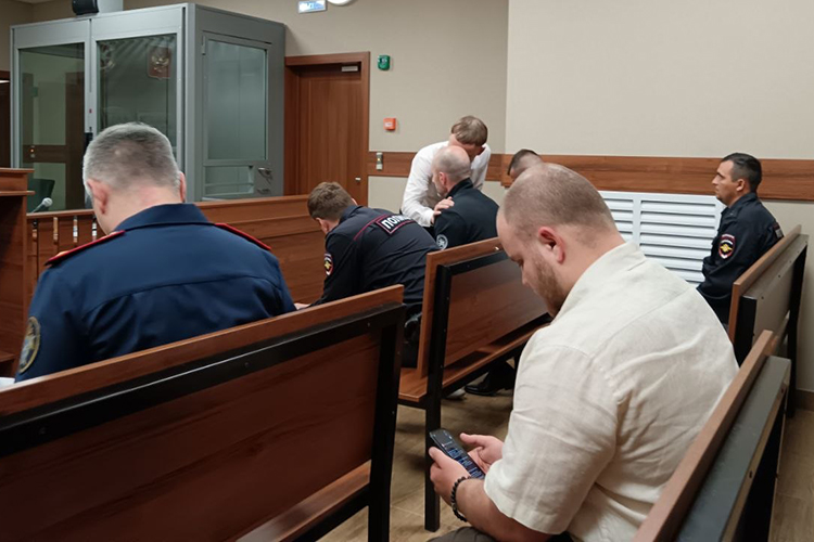 «Предмет предполагаемой взятки при нем не обнаружен, обыски также ничего не дали. Уголовное дело возбуждено всего 48 часов назад. Никакие факты установить нереально за это время»