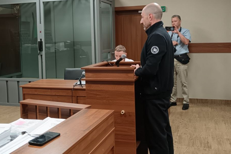 «Я никогда ничего ни у кого не вымогал и никогда не буду этим заниматься. Это дело чести! У меня отец — врач-профессор и мама — врач, они всегда учили меня заниматься этим»