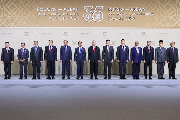 Совместное фотографирование глав 11 делегаций ассоциаций государств Юго-Восточной Азии
