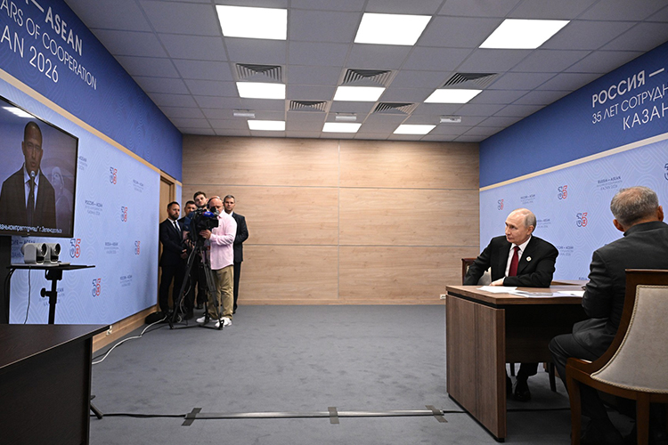 Встреча с Миннихановым, судя по всему, закладывалась в программе. Под нее оборудовали отдельный зал в «Казань Экспо», установили телевизор для включения из Зеленодольска