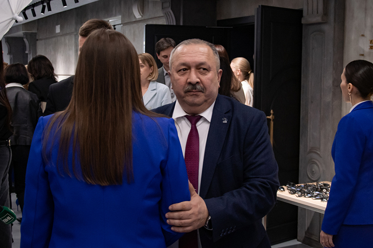 Сирень Галиакберов сетует о том, что люди ведутся на фейковую информацию и вбросы, особенно психически уязвимые