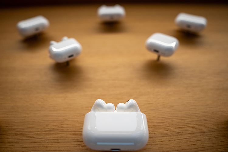 Apple выпустит наушники AirPods со встроенной камерой в конце 2027 года